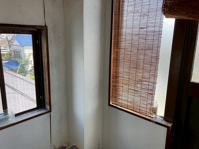 湿気を含んで劣化した壁